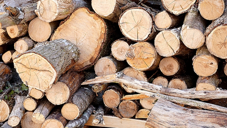 We have logs to give away for free, in the London area.